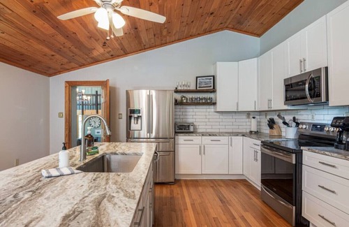 Ridgecrest House | Mountain cabin near Black Mt/Asheville w/Hot tub