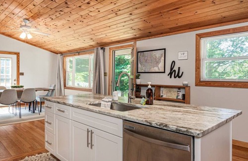 Ridgecrest House | Mountain cabin near Black Mt/Asheville w/Hot tub