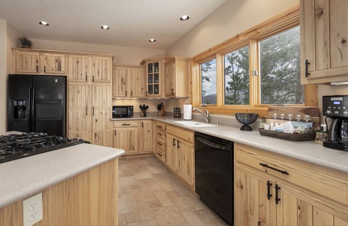 Grand Lake Cabin | Mountain cabin w/scenic views & hot tub