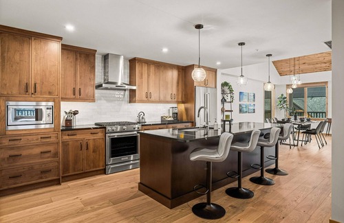 Canmore Apartment | Mountain Dreams Penthouse | Hot Tub & Panoramic Views | New in Spring Creek