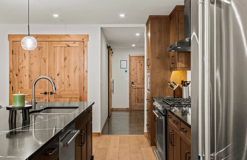 Canmore Apartment | Mountain Dreams Penthouse | Hot Tub & Panoramic Views | New in Spring Creek