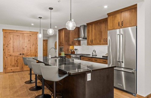 Canmore Apartment | Mountain Dreams Penthouse | Hot Tub & Panoramic Views | New in Spring Creek