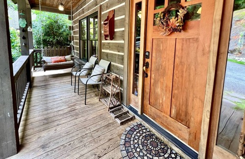 Franklin Cabin | "Mountain Escape" - Luxury 3 Story Cabin -All New Furnishings! Starlink Internet