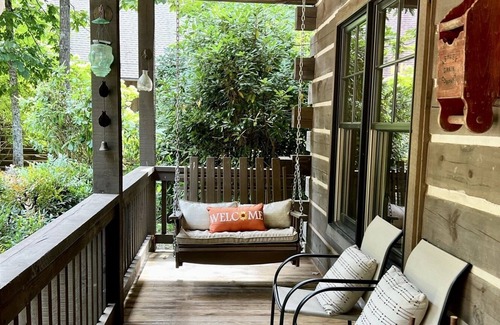 Franklin Cabin | "Mountain Escape" - Luxury 3 Story Cabin -All New Furnishings! Starlink Internet