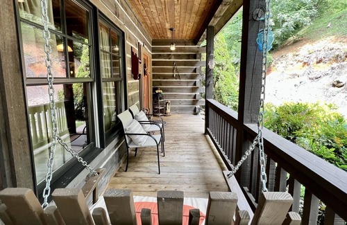 Franklin Cabin | "Mountain Escape" - Luxury 3 Story Cabin -All New Furnishings! Starlink Internet