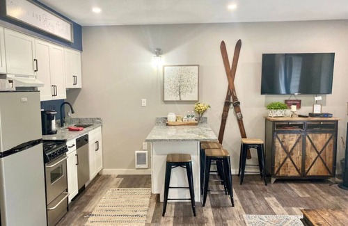 Lincoln Condo | Mountain getaway!Remodeled 1 bedroom,Pool, hot tub