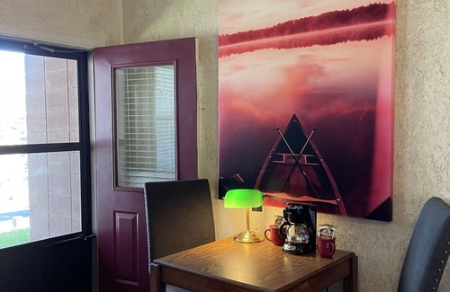 Mount Ida Apartment | Mountain Harbor Queen Guest Room on Lake Ouachita by RedAwning