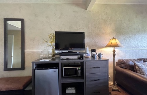 Mount Ida Apartment | Mountain Harbor Queen Guest Room on Lake Ouachita by RedAwning