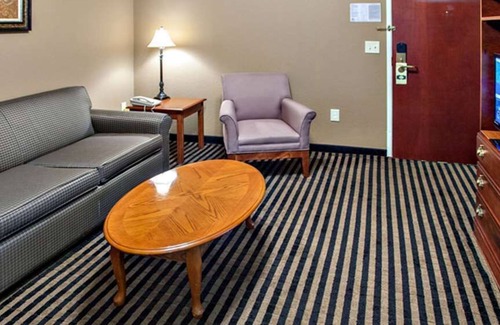 Flat Rock Hotel | Mountain Inn & Suites