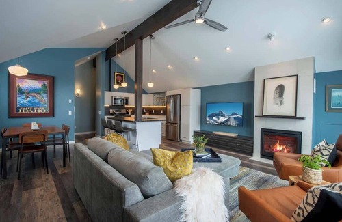 Victor House | Mountain Modern - Walk to everything (sleeps 8)