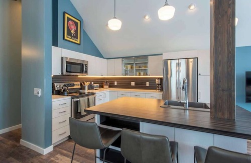 Victor House | Mountain Modern - Walk to everything (sleeps 8)
