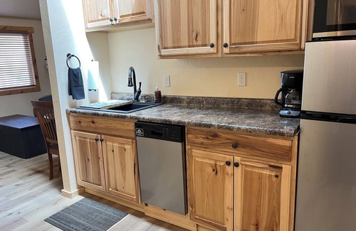 Hill City Cabin | Mountain Peaks Inn, SILVER PEAK SUITE, Downtown Hill City