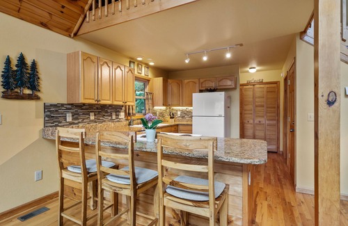 Maggie Valley Cabin | Mountain Serenity: Secluded Treehouse Retreat w/Hot Tub & Breathtaking Views!