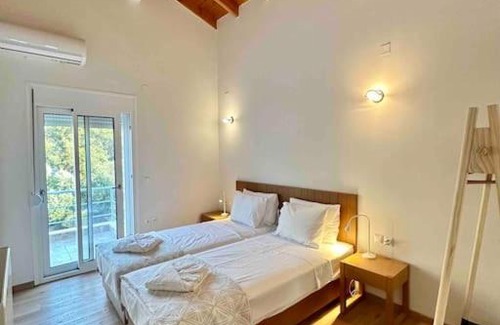 Skotino Villa | Mountain side oasis with view and pool