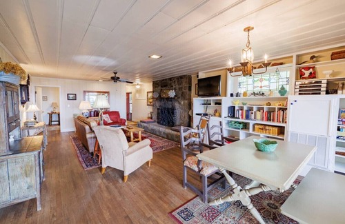 Valley Head Cottage | Mountain & Sunset VIEWS! Walk to Downtown Mentone