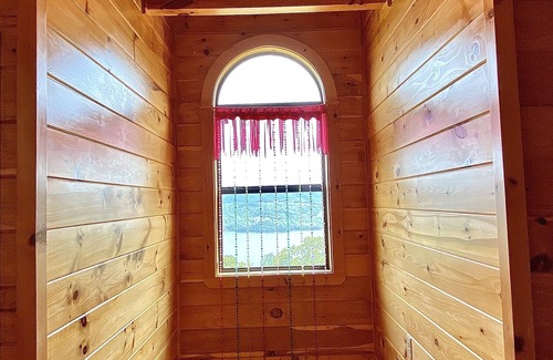 Rock Harbor House | MOUNTAIN TOP CABIN WITH PARTNERING MARINA ON NORRIS LAKE