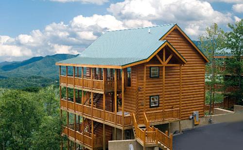 Gatlinburg - Pigeon Forge Villa | Mountain Top Estate - 3 cabins, Free Dollywood Tickets, Elevator, Amazing Views, Hot Tub