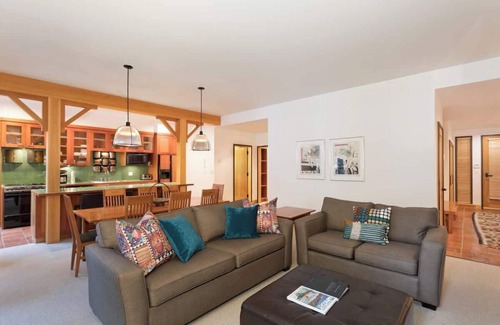 Upper Village House | Mountain townhouse w/ski access & deck BBQ