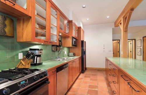 Upper Village House | Mountain townhouse w/ski access & deck BBQ