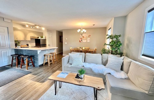 Harvie Heights House | Mountain View 2BR/Hot tub/Banff Gate