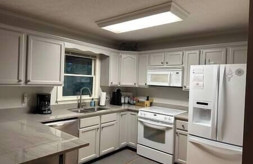 Franklin House | Mountain View Cabin+Hot Tub, 300mbps WiFi with fire pit and arcade games!