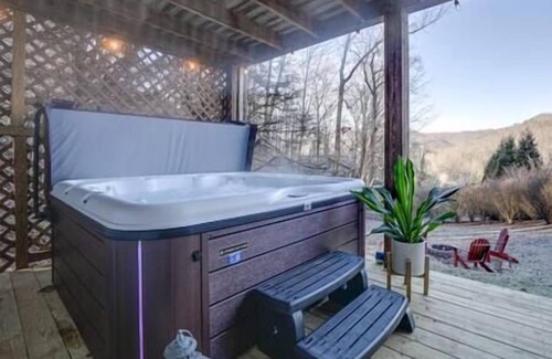 Franklin House | Mountain View Cabin+Hot Tub, 300mbps WiFi with fire pit and arcade games!