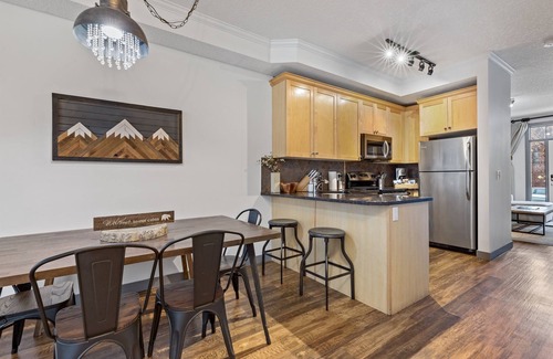 Canmore Cabin | Mountain View Chalet - Pool & Hot tub - Pet Friendly