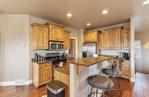 West Jordan House | Mountain View Cozy Home/Private Garage/Workspace/Wifi/Peaceful Community