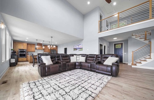 Tigerville House | Mountain View Escape for 16 Guests