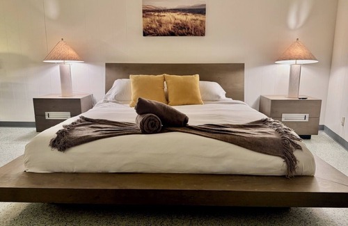 Altadena House | Mountain-View Estate GuestHouse: Tennis, Pool, Gym & Patio