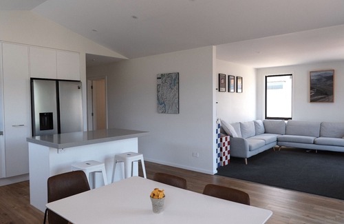 Wanaka House | Mountain view haven in Wanaka w/hot tub! Adventure seekers paradise.