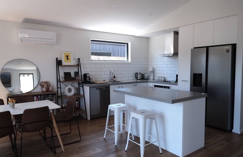 Wanaka House | Mountain view haven in Wanaka w/hot tub! Adventure seekers paradise.