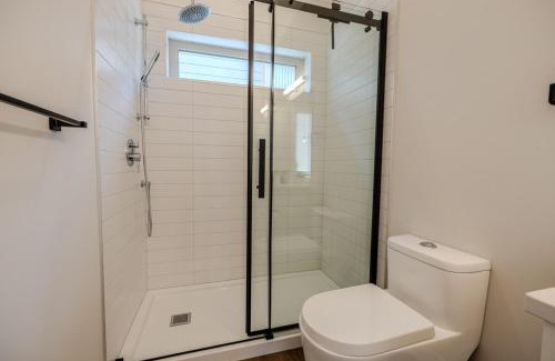 East Kootenay House | Mountain View Hideaway - BBQ, Beach Access