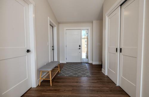 East Kootenay House | Mountain View Hideaway - BBQ, Beach Access