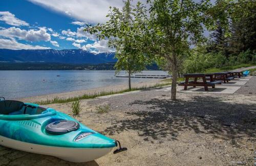East Kootenay House | Mountain View Hideaway - BBQ, Beach Access