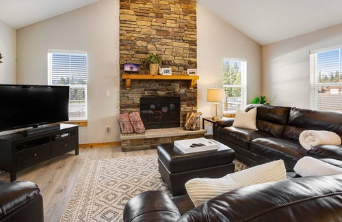 Ronald Condo | Mountain-view home with foosball table, deck, paid-access pool &hot tub