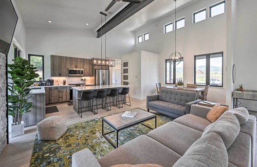 Oak Creek House | Mountain-View Oak Creek Paradise w/Hot Tub!