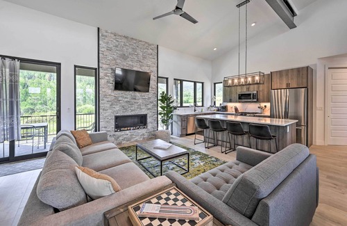 Oak Creek House | Mountain-View Oak Creek Paradise w/Hot Tub!