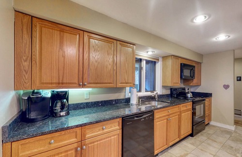 Lincoln Condo | Mountain-view resort condo with access to pools, hot tubs, tennis, & game room