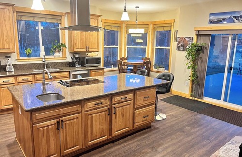 Palmer House | Mountain-View Retreat: Pond, Kayaks, Fire Pit, Hot Tub – Palmer, Alaska