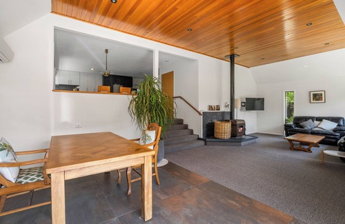 Wanaka House | Mountain View Retreat - Wanaka Holiday Home