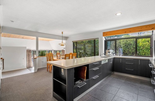 Wanaka House | Mountain View Retreat - Wanaka Holiday Home
