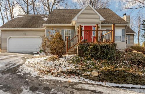 Cherryville House | Mountain View-Steam Shower-2 Tier Patio- King Bed