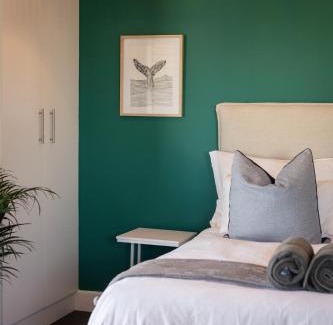 Hermanus City-Centre Apartment | Mountain-View Studio - Hermanus Waterfront Apartments