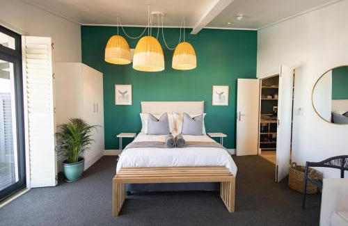 Hermanus City-Centre Apartment | Mountain-View Studio - Hermanus Waterfront Apartments