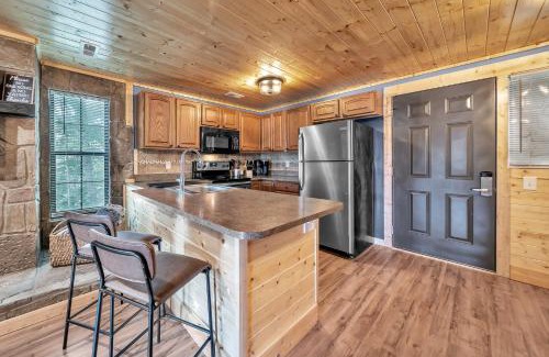 Caton Apartment | Mountain Views at Dolly's Castle Unit 2