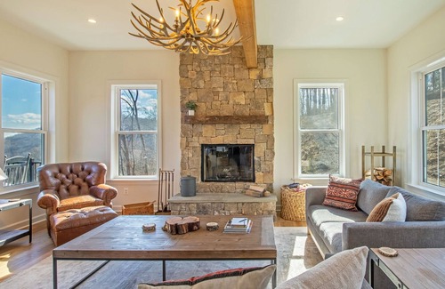 Stanardsville House | Mountain Views, Hot Tub, Fire Pit, Screened-In Porch