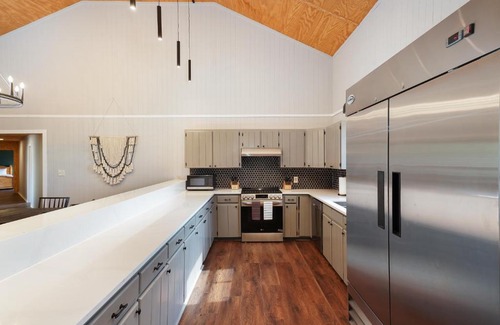 Sabinal House | Mountain Views I Pool&Hot Tub I Home for 20 Guests
