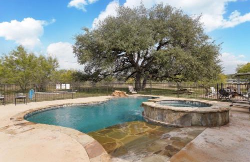 Sabinal House | Mountain Views I Pool&Hot Tub I Home for 20 Guests