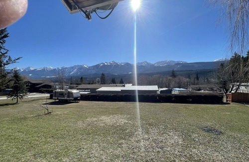 Golden House | Mountain Views - Luxury Hot Tub - Family Friendly - Pet Friendly